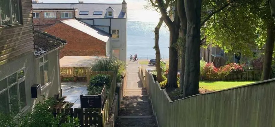 Beach Approach Cottage - 30 Steps From Beach - Luxury House With Covered Table Tennis - Netflix Smart Tv Filey 0*,