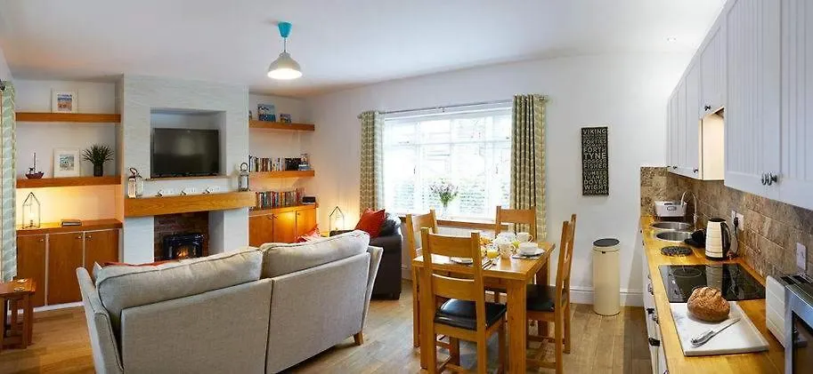 Beach Approach Cottage - 30 Steps From Beach - Luxury House With Covered Table Tennis - Netflix Smart Tv Filey