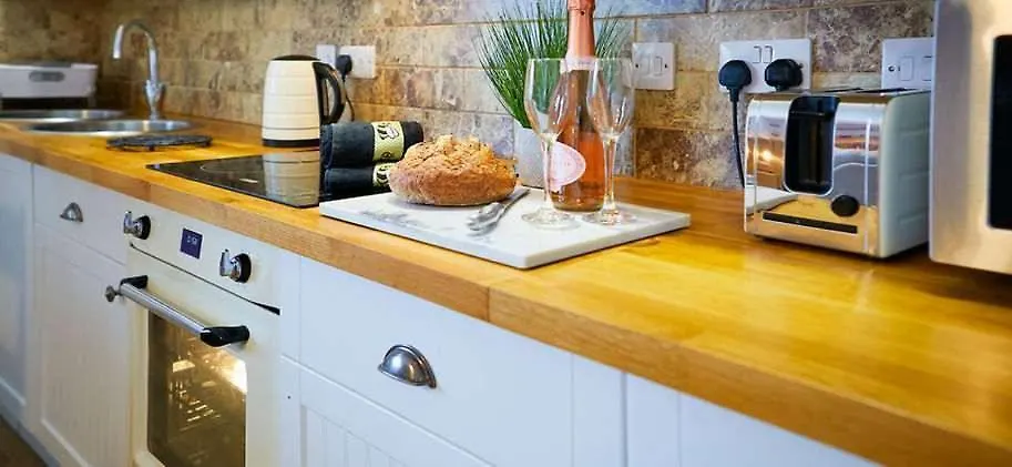 Semesterbostad Beach Approach Cottage - 30 Steps From Beach - Luxury House With Covered Table Tennis - Netflix Smart Tv Filey